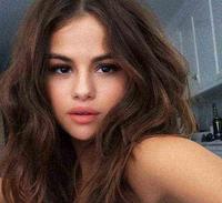 影视歌三栖天后的赛琳娜，曾因患病退圈休养，幸好闺蜜救了她一命