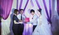 78cf20ad-3d28-45f7-b0b3-8a2b3d2f4bcb_1.jpg-s 婚礼现场新郎“强吻”新娘,太激动了,好不容易娶到手了