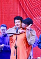 二爷张云雷意外现身孟鹤堂专场 惊喜送上热吻感动众人