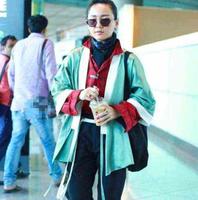 周笔畅八分裤漏出一半秋裤，丑出天际，网友：造型师很强大