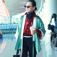 周笔畅八分裤漏出一半秋裤，丑出天际，网友：造型师很强大