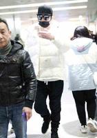 钱枫发福怕不上相狂遮脸，可脖子上的肉叠了好几层，尴尬暴露身材