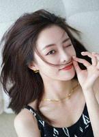 王珮寒，颜值出众、气质较佳的重庆辣妹子，甜美俏皮，美爆啦