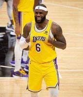 詹姆斯没有确诊！他做了八次检测都是阴性！能在对阵快船时复出