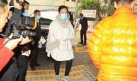 甘比凭什么征服刘銮雄?三胎后冒严寒回医院看女儿毫无怨言太能忍 甘比凭什么征服刘銮雄?三胎后冒严寒回医院看女儿毫无怨言太能忍