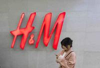 大庆，仍有人在HM店内选购服装