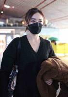 袁姗姗机场私服，黑色内搭配棕色大衣，扎起头发干净利落