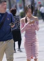 cc0476a1-c19e-46c1-9a9e-649fb04aff3a_2.jpg-s 粉色针织一步裙小姐姐,臻美诠释欲与美,可惜鞋子是败笔