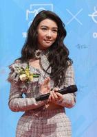 38岁薛凯琪肿瓜子脸清纯不再，露纤细蛮腰走起妩媚路线