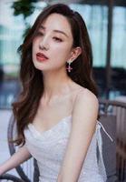 郑希怡一袭银色亮片晚礼服,彰显出高贵典雅和性感妩媚 郑希怡一袭银色亮片晚礼服,彰显出高贵典雅和性感妩媚