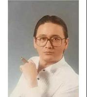 他参演过三百部电影，被称为“三级片男神”，六十岁沦落到拍网大